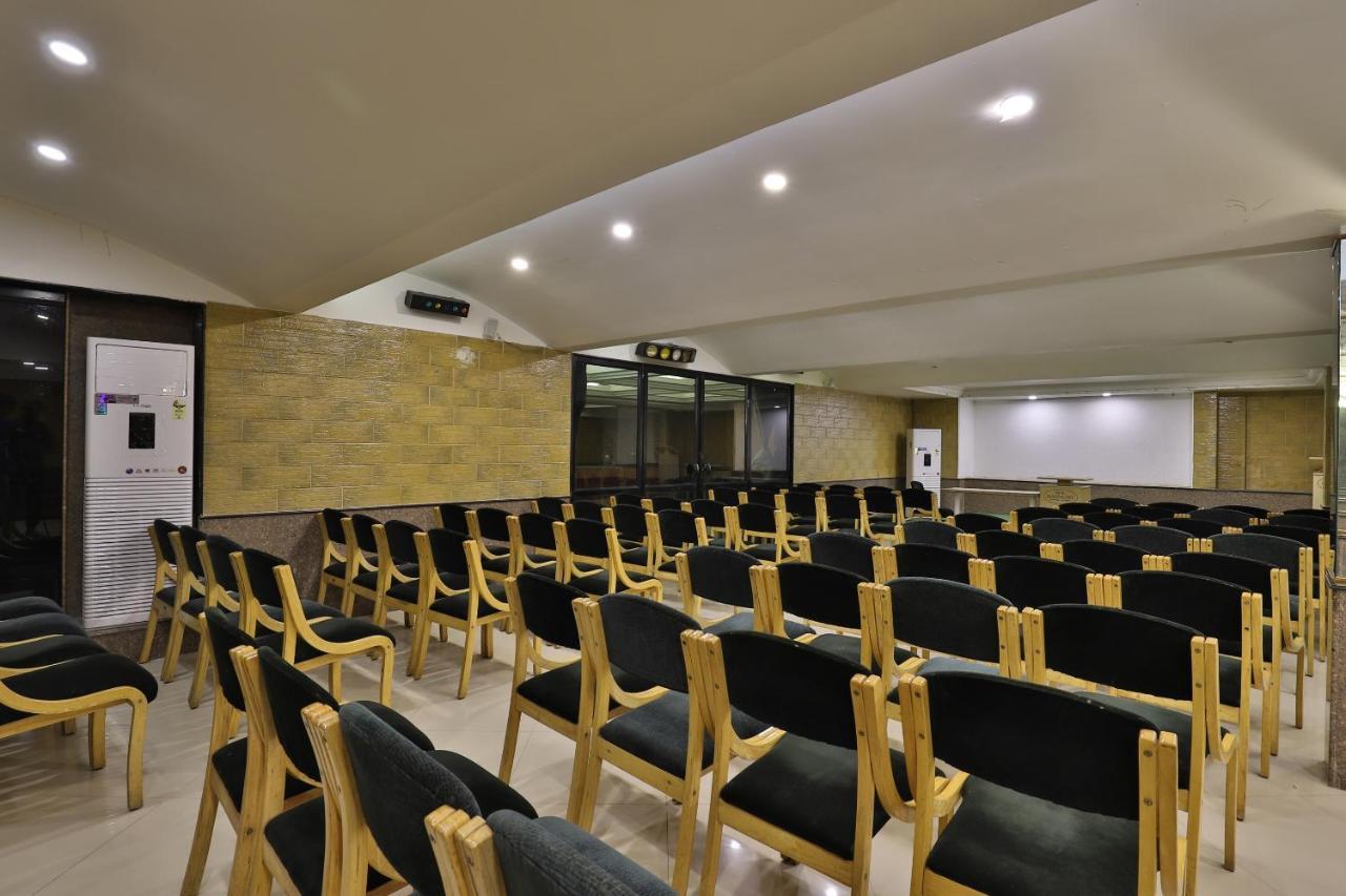 Capital O 1338 Hotel Harmony Rádzskot Kültér fotó